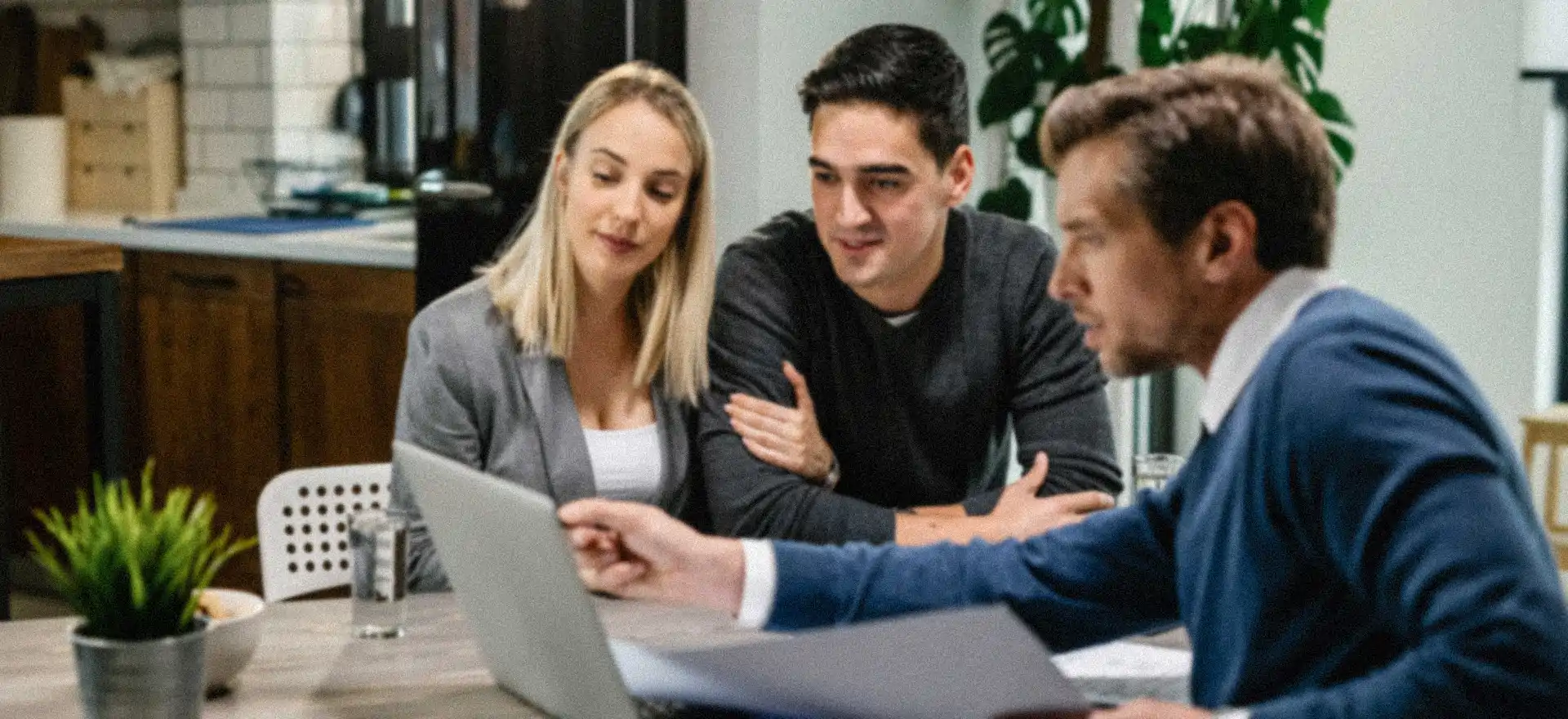 mężczyzna który doradza zakup klientom 10kw